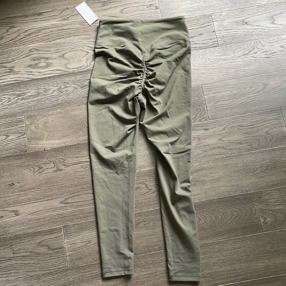 Astoria Activewear Sage Green Scrunch Butt leggings size medium NWT